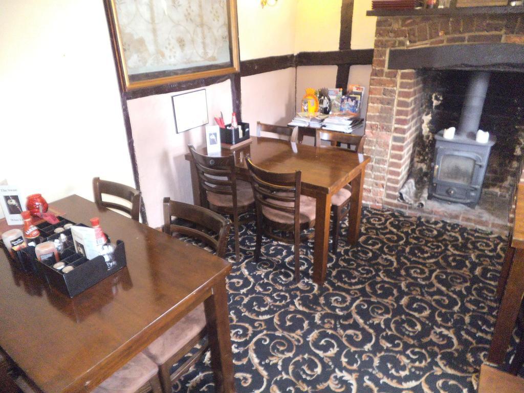 The Swan Inn ミッドハースト エクステリア 写真